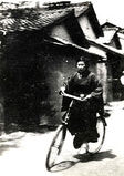 大正５年（1916年）頃、自転車に乗る羽織袴の女性