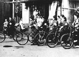 昭和１８年（1943年）頃　郵便の集配業務に自転車を利用する女性