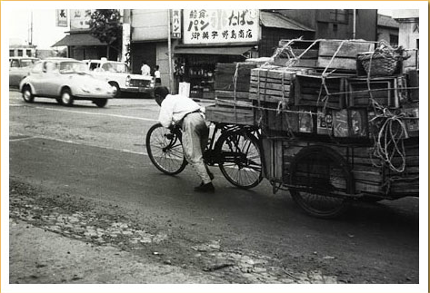 昭和35〜36年頃 リヤカーを引いて荷物を運ぶ