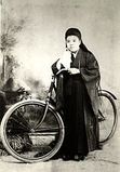 明治３０年代の自転車に乗る女学生