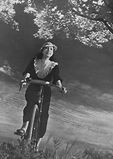 昭和１０年（1935年）　懸賞写真「女性と自転車」