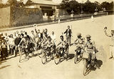昭和１７年（1942年）　皇居前を出発する山口自転車隊