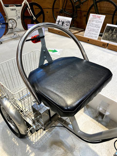 一般的な自転車のサドルではなく椅子型のサドルを標準装備。堀田製作所オリジナルで座りやすいです